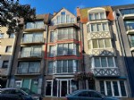 Bijzonder smaakvol gemeubeld appartement op de 2de verdieping van een kleinschalige residentie, gelegen op enkele passen van het strand. Dit instapklaar appartement biedt u: een mooie woonkamer volledig ingerichte, open keuken, inkomhall met vestiaire, afzonderlijk toilet, badkamer met ruime inloopdouche , 2 slaapkamers waarvan 1 met zuidwest gericht terrasje en private berging in de kelderverdieping.
Dit appartement is beschikbaar vanaf 01/02/2026 en enkel te huur als 2de verblijf.
Bij de vermelde huurprijs komen er geen bijkomende kosten gebouw/syndic.
Onder deze tekst bij "documenten" vindt u een grondplan
(25/053)